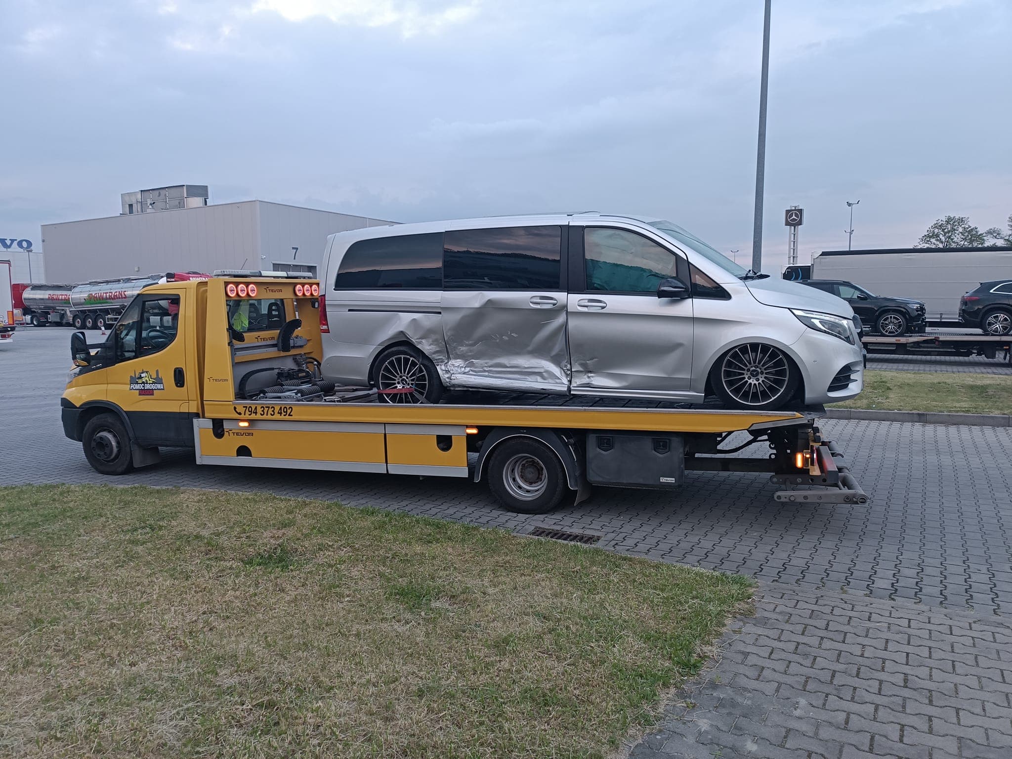 Transport busa po wypadku lawetą we Wrocławiu