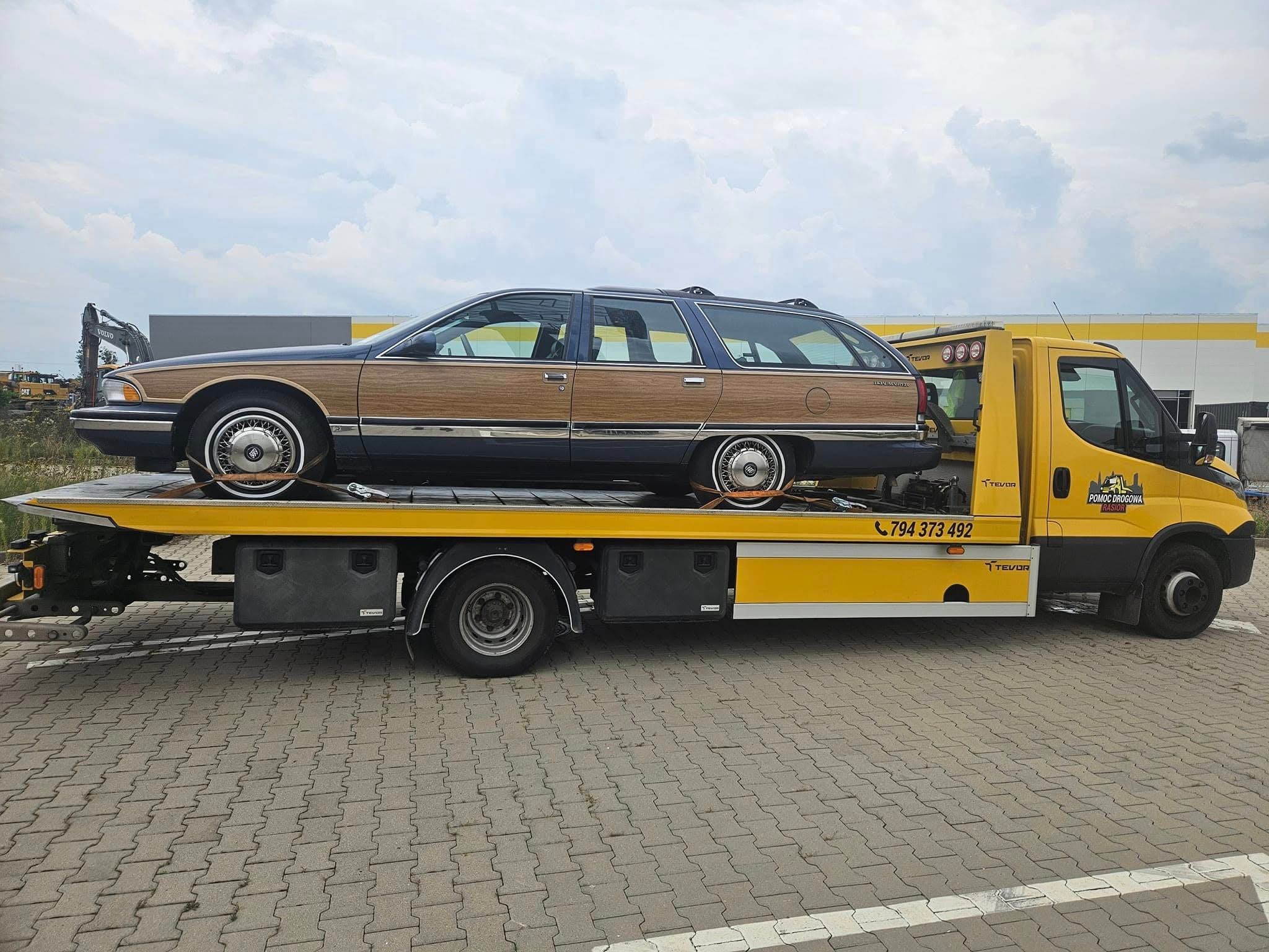 Transport klasycznego samochodu lawetą – Wrocław