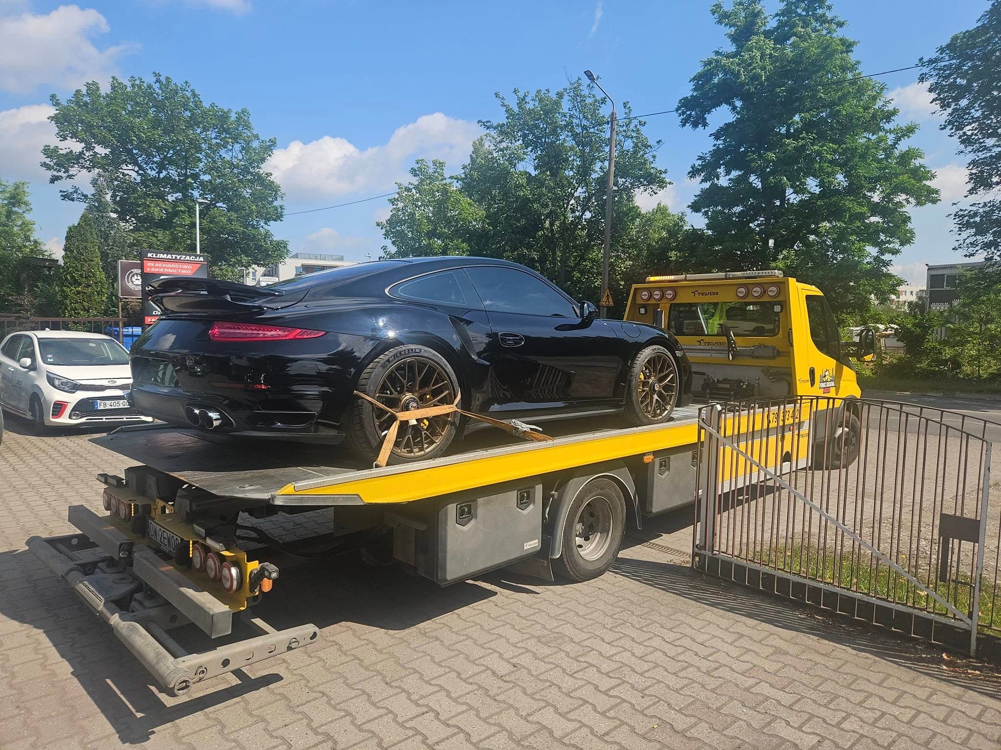 Transport samochodu sportowego na lawecie – Wrocław