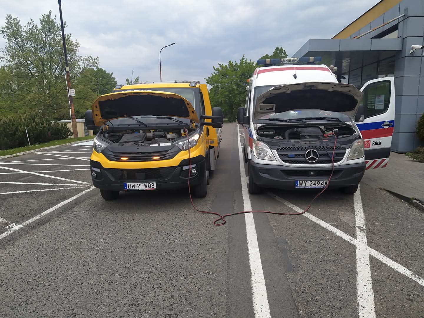 Awaryjne odpalanie pojazdu z rozładowanym akumulatorem we Wrocławiu