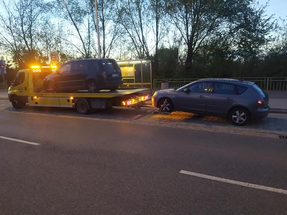 Laweta pomocy drogowej przy dwóch pojazdach po awarii we Wrocławiu