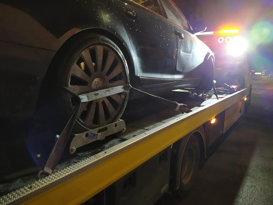 Transport auta z zablokowaną skrzynią biegów na lawecie we Wrocławiu