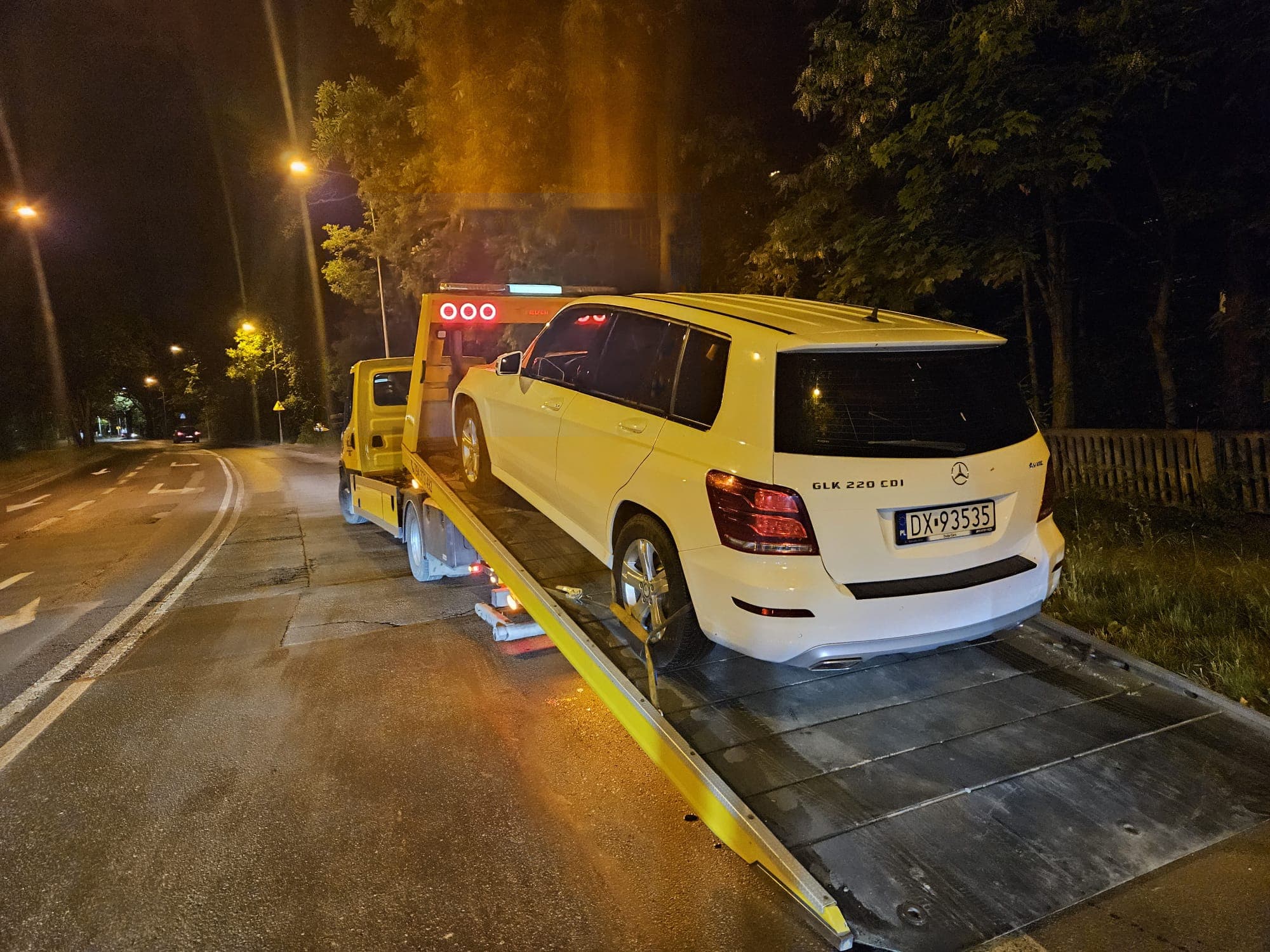 SUV 4x4 transportowany nocą na lawecie we Wrocławiu